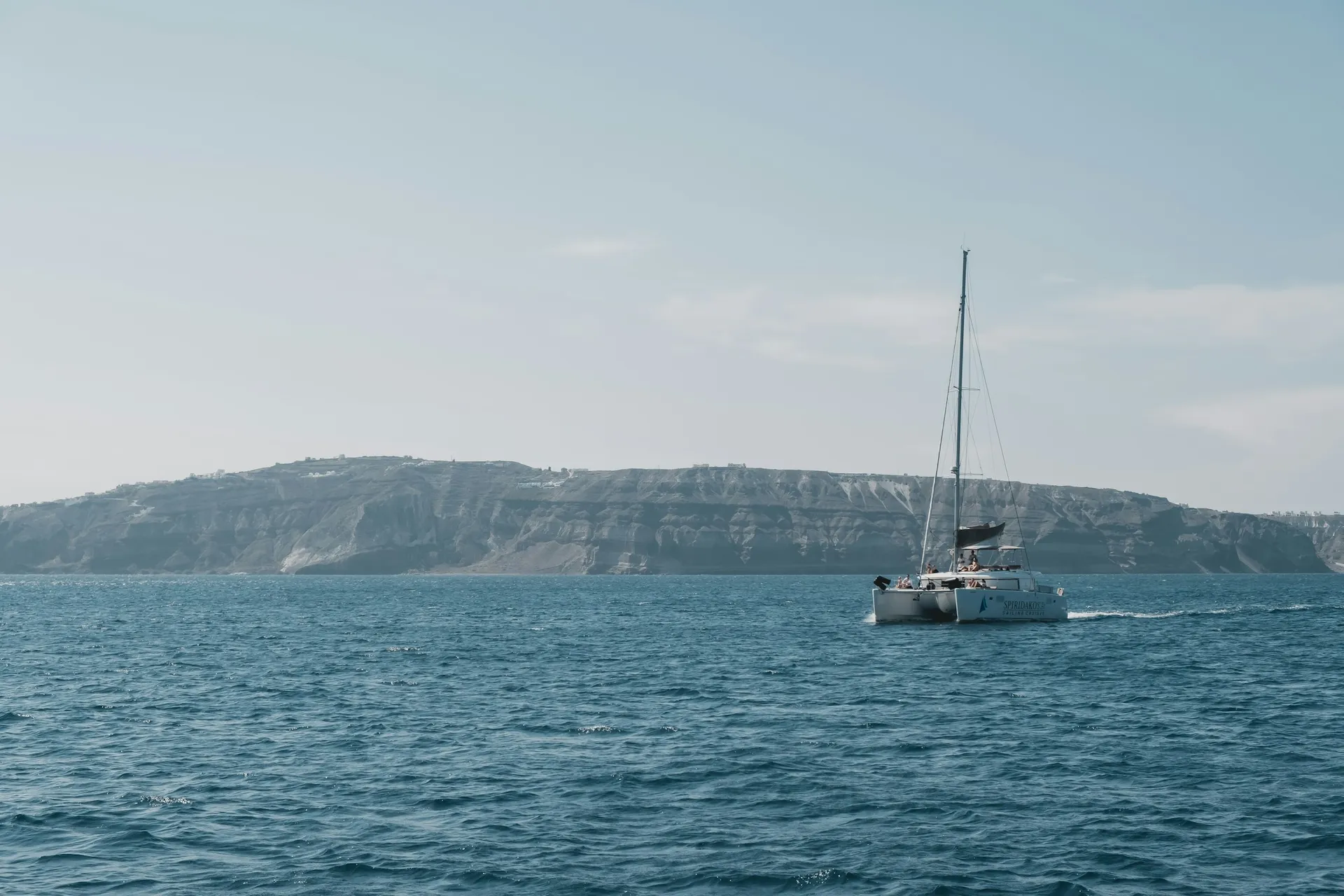 Catamaran moderne naviguant sur une mer calme vers un horizon infini