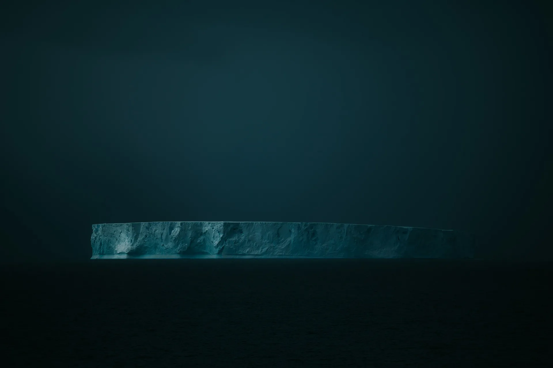 Iceberg sur une mer sombre